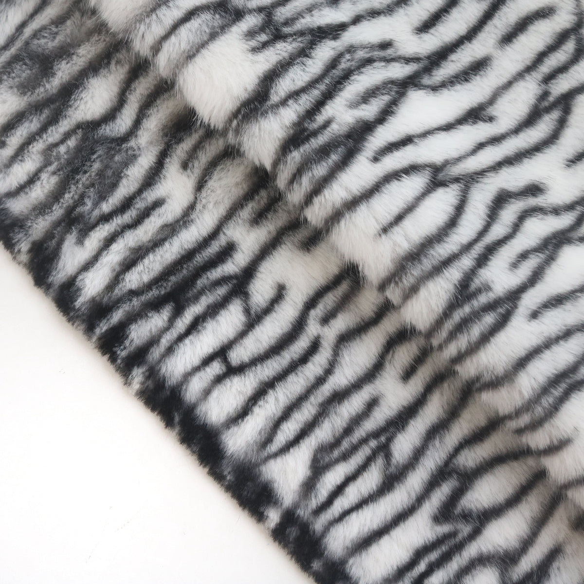 Fluffy Cat Pattern Faux Fur B29
