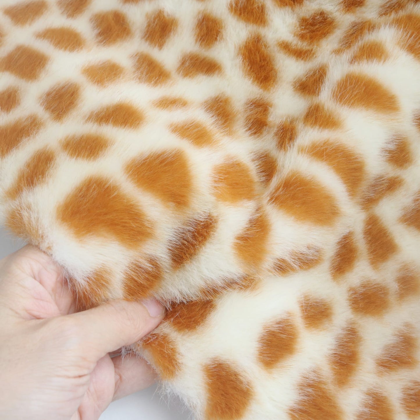 Giraffe Print Faux Fur B17